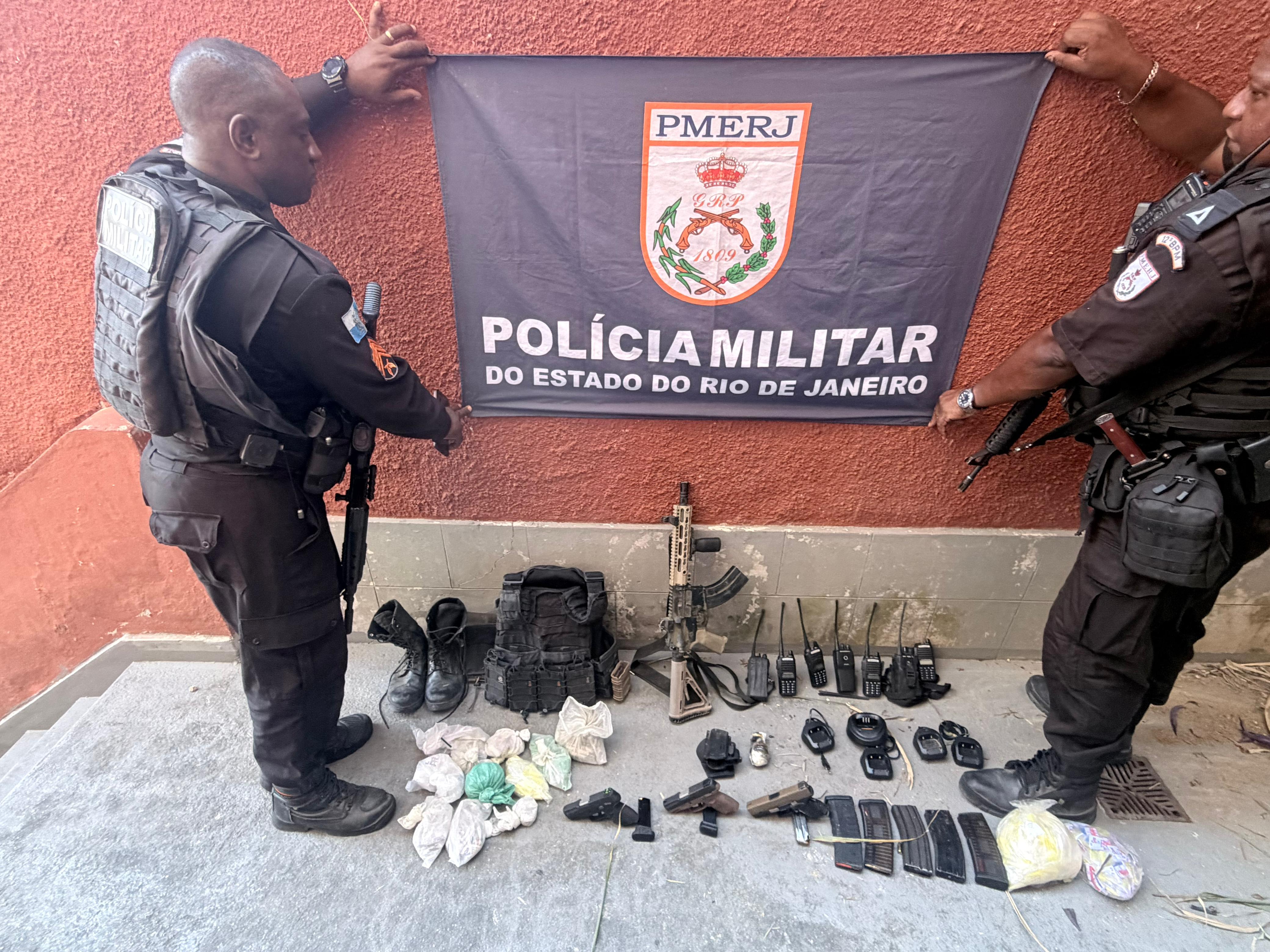 Informação anônima do Disque Denúncia Niterói leva PM a libertar reféns e apreender fuzil e granada no Centro de Niterói